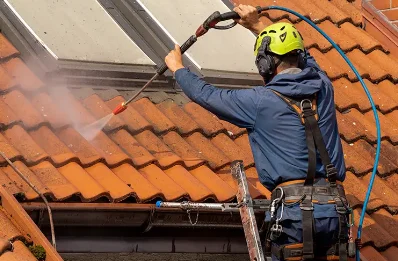 Démoussage et hydrofuge de toiture à Mostuéjouls